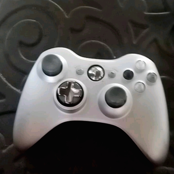 Xbox controller. - Picture 1 of 2